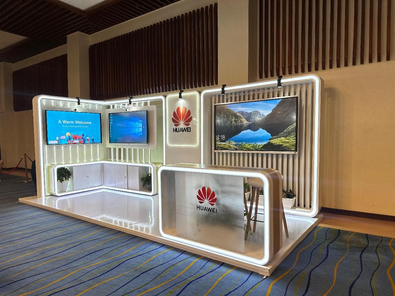 CUSTOM-MADE
DESIGNER STANDS